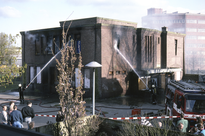 858078 Afbeelding van het blussen van een brand in het voormalige sociaal-cultureel centrum Ketelhuis (Stieltjesstraat ...